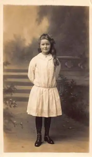 A733 Echt Foto 1917 Mädchen im weißen Kleid und Stiefeln Band im Haar Postkarte