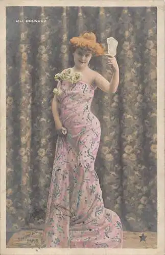 A733 Französische Schauspielerin Lili Douvrez hält Spiegel Vintage Postkarte
