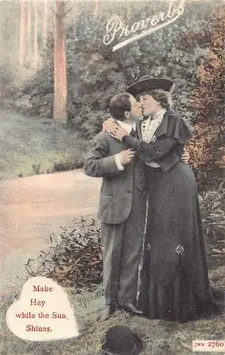 A734 Sprichwörter Paar küsst Liebe macht Heu während die Sonne scheint Postkarte