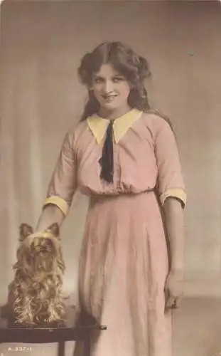 A734 British Beauty and Yorkshire Terrier Hund Echtfoto Vintage Postkarte