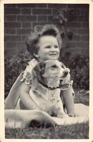 A734 Echt Foto kleines Mädchen sitzt auf Decke mit Hund Vintage Postkarte