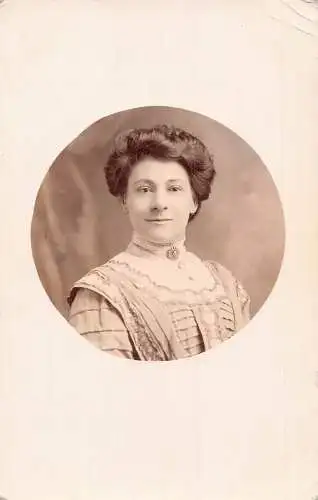 A735 Echt Foto Elegante Frau im reifen Alter Passepartout Vintage Postkarte