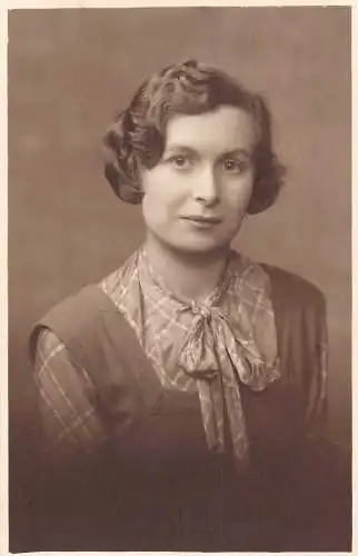 A735 Echt Foto einfach leicht lächelnd junge Frau Muster Shirt Vintage Postkarte