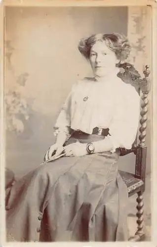 A735 Echtfoto formell gekleidet reife Frau in Rock und Shirt Postkarte