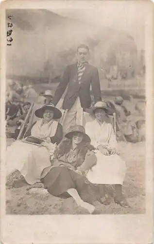 A735 Echtfoto Familie am Strand Williams Happy Snaps Margate Postkarte