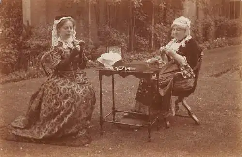 A736 Echt Foto Tägliche Aktivitäten Ältere Frauen Stricken im Garten Postkarte