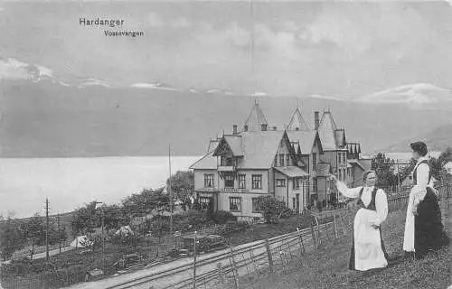 A751 Norwegen Hardanger Vossevangen Ureinwohner Frauen Wander Postkarte