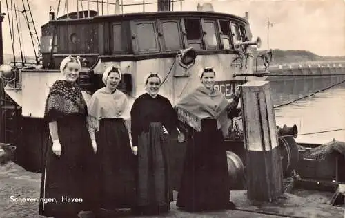 A754 Niederlande 1959 Scheveningen Haven Boot Kostüm Mädchen ethnische Postkarte