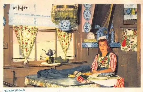 A754 Niederlande Marken Frau Nähen traditionelles Muster Kleidung Postkarte