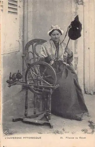 L484 Frankreich Auvergne Spinnerin Frau Ethno Vintage Postkarte