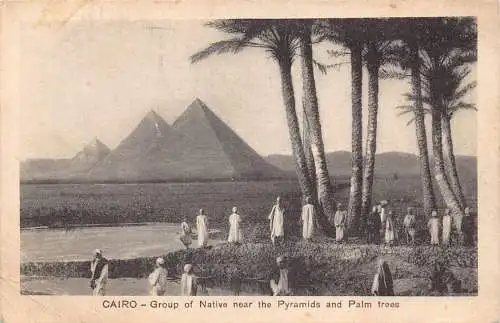 A764 Ägypten Kairo Gruppe der Ureinwohner in der Nähe der Pyramiden und Palmen Postkarte