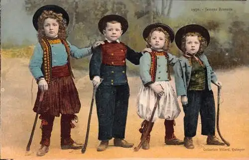 A767 Frankreich Jeunes Bretons Junge Jungen in traditionellen Kostümen Vintage Postkarte