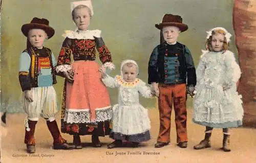 A767 Frankreich Bretagne Junge Familie Kinder in traditionellen Kostümen Postkarte