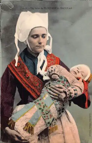 A767 Frankreich Mutter und Baby in traditionellen Kostümen Plougastel Daoulas Postkarte