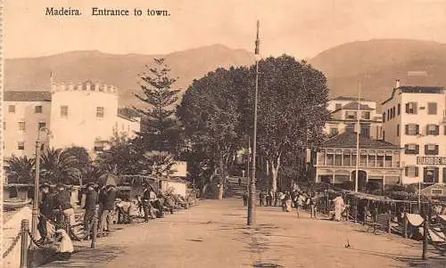 A001 Portugal Madeira Eingang zur Stadt Menschenbänke Diario Vintage Postkarte