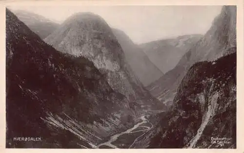 L390 Norwegen Naerodalen Berge Vintage Postkarte
