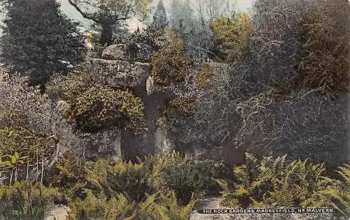 L244 England The Rock Garden Madresfield Malvern Vintage Postkarte