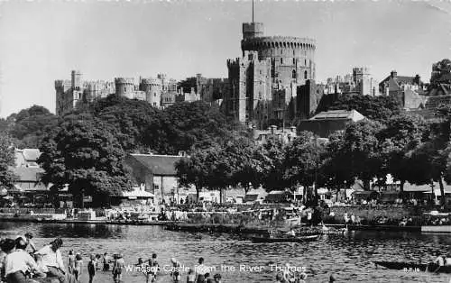 L243 England 1960 Windsor Castle from River Thames Boats Vintage Postkarte
