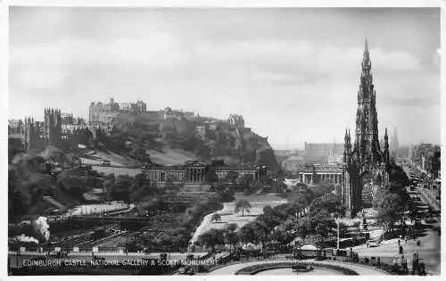 L244 Scotland National Gallery und Edinburgh Castle Scott Monument Postkarte