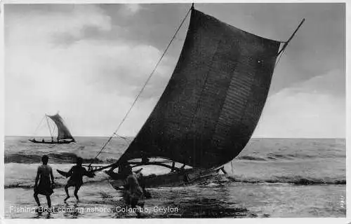 A778 Sri Lanka Ceylon Colombo Fischerboot kommt an Land Vintage Postkarte