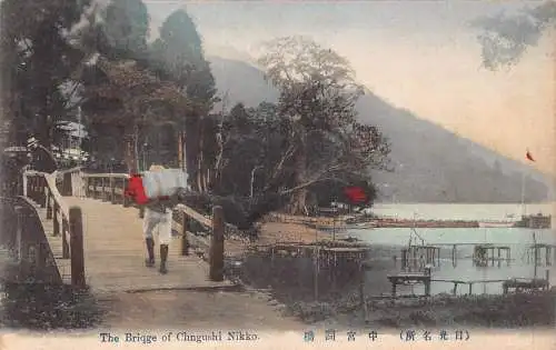 L272 Japan Die Brücke von Chngushi Nikko Mann mit alter Postkarte