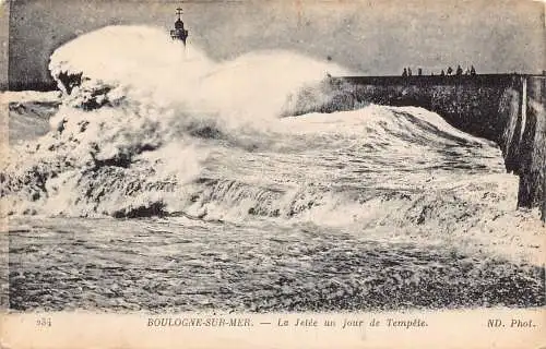 A816 Frankreich Boulogne sur Mer Jetee un jour de Tempete Wellenmeer Postkarte