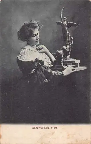 A814 Argentinien Senorita Lola Mora Bildhauer hält Engel Kunst Vintage Postkarte