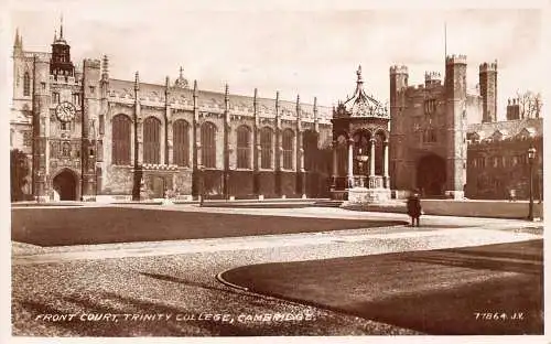 L246 England Front Court Trinity College Cambridge Vintage Postkarte