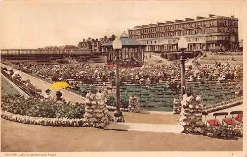 L247 England Western Lawns Bandstand Hove Amphitheater Stühle Regenschirm Postkarte