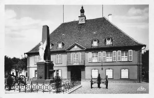 L095 Frankreich Neuf-Brisach Hotel de Ville und Kriegerdenkmal Vintage Postkarte