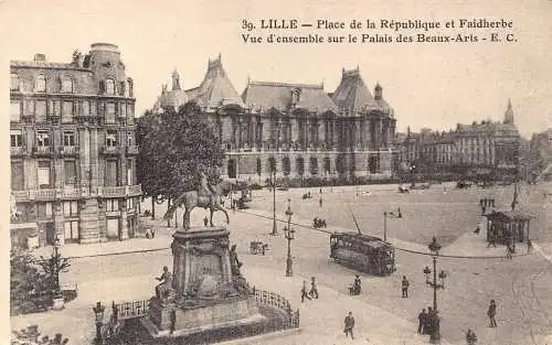 L096 Frankreich Lille Place de la Republique et Faidherbe Straßenbahn Vintage Postkarte