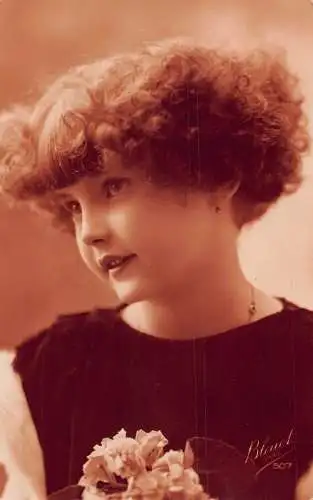 L395 Liebe Grüße Junges Mädchen Portrait 1925 Vintage Postkarte