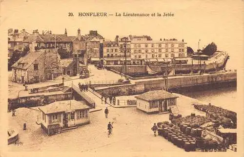 A823 Frankreich Honfleur Lieutenance et Jetee Boote Vintage Postkarte