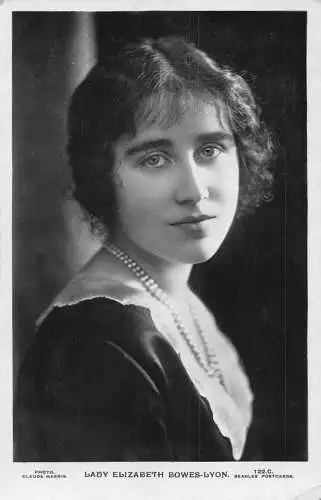 A829 Royalty Queen Elizabeth Bowes-Lyon as Teenager 1924 RPPC Postkarte