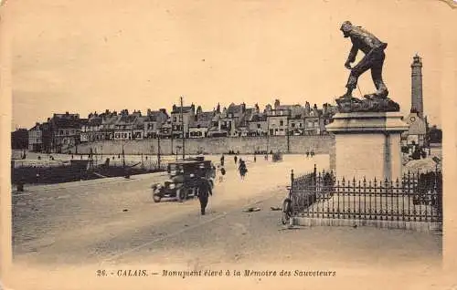 A822 Frankreich Calais Monument eleve a Memoire des Sauveteurs Auto Oldtimer Postkarte