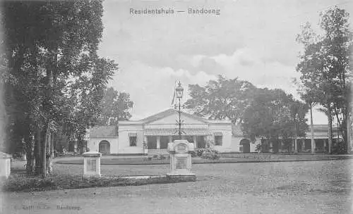 L282 Indonesien Niederländisch-Ostindien Einwohner Haus Bandoeng Postkarte