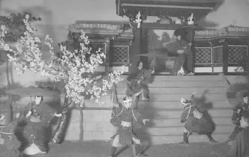 L276 Japan Kabuki Theater Szene Männer tanzen Tempel Regenschirm Postkarte