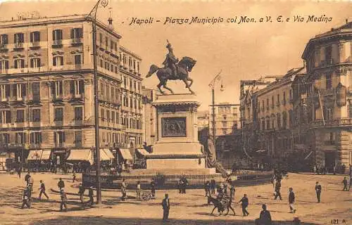 A018 Italien Piazza Municipio col Mon a VE Via Medina Statue Vintage Postkarte
