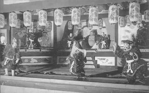 L274 Japan Unbekannter Geisha Tanz auf Bühne Papierlaternen Statuen Postkarte