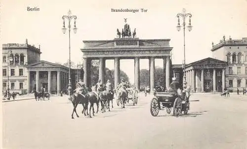 L122 Deutschland Berlin Brandenburger Tor Pferdekutschen Vintage Postkarte