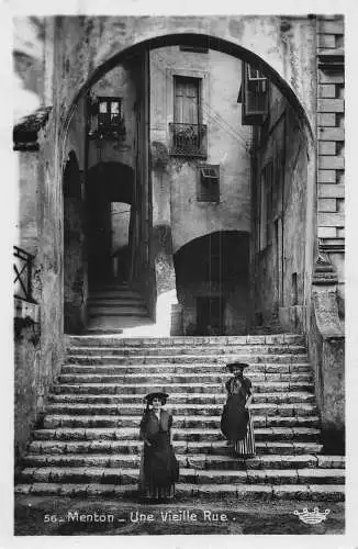 L118 Frankreich Menton Une Vieille Rue Frauen auf Treppen Hüte Vintage Postkarte