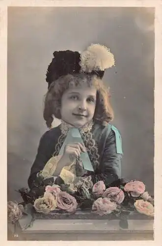 L126 Grüße 1909 Frankreich Mädchen mit Rosen und ausgefallenem Hut Vintage Postkarte