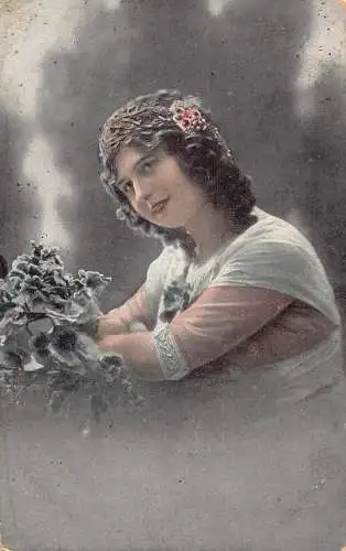 A219 Elegante Frau 1917 posierend Profil Haarschmuck weißes Kleid Postkarte