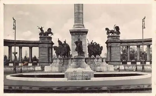 A226 Ungarn Budapest Milenium Denkmal und Grab eines unbekannten Soldaten Postkarte