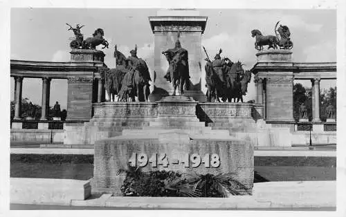 A226 Ungarn Budapest Grab eines unbekannten Soldaten und Milenium Denkmal Postkarte