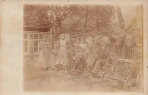 A231 Deutschland Echtfoto Sowjetgeschichte Bauernfamilie im Hof Postkarte
