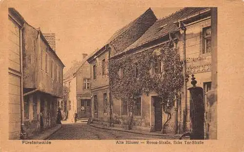 L088 Deutschland Fürstenwalde Alte Haeuser Rosen Straße Ecke tor Vintage Postkarte