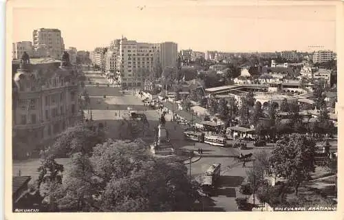 A864 Rumänien Piata si Bulevardul Bratianu Square Straßenbahnen Statue RPPC Postkarte