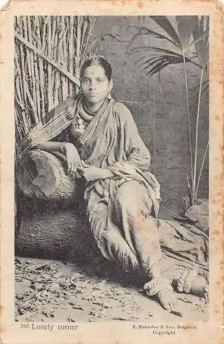 A860 Schöne indianische Frau in Sari ethnische einsame Ecke Postkarte