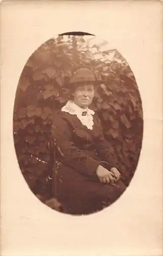 A860 Sozialgeschichte Elegante Reife Frau mit Hut RPPC Passepartout Postkarte